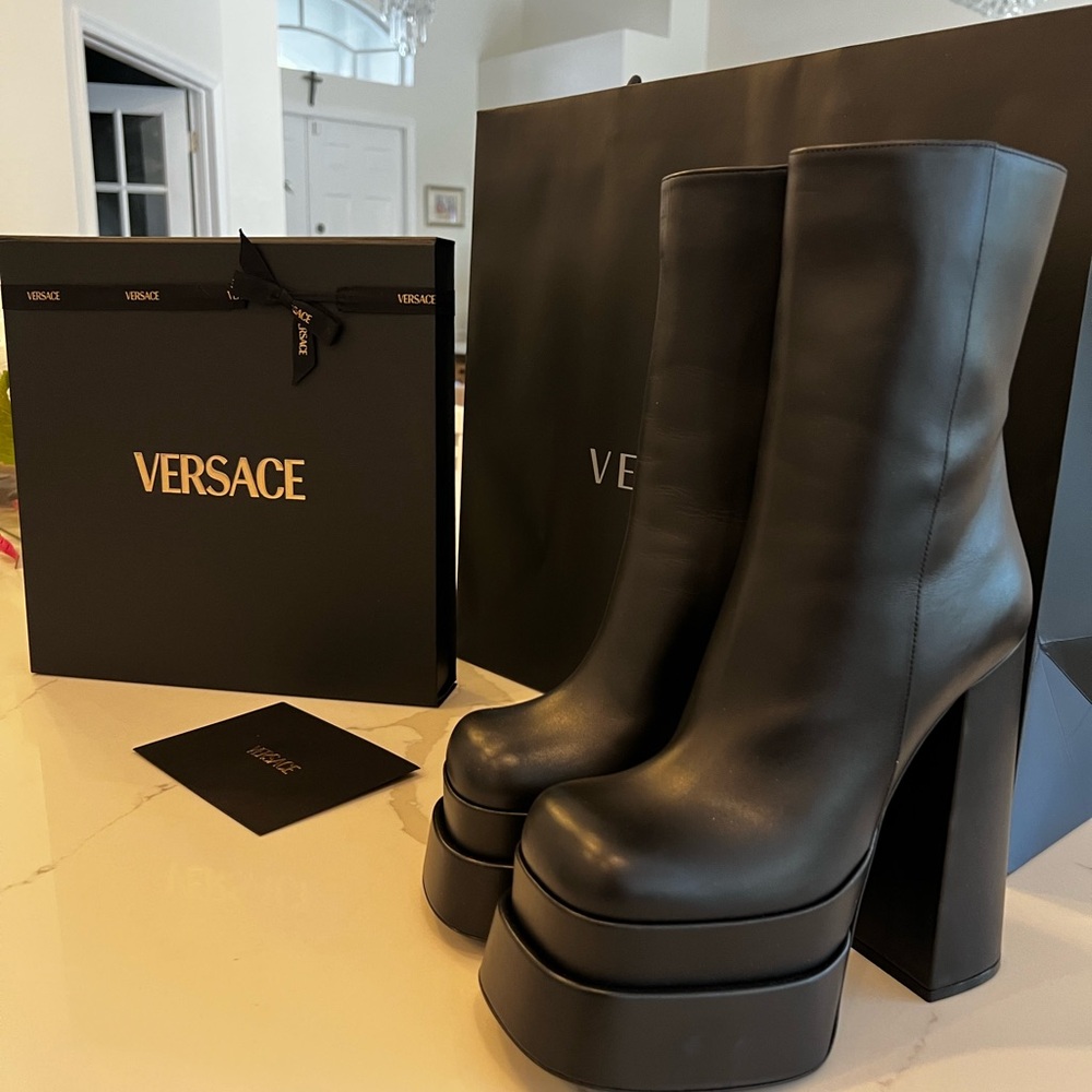 BNIB VESACE  Sleek Black Platform Boots Size 37 US 7